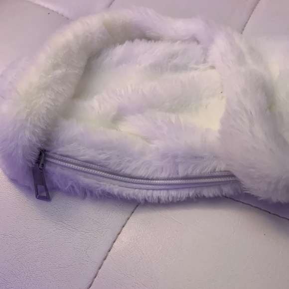Brand New white fluffy bag - Picture 3 of 3
